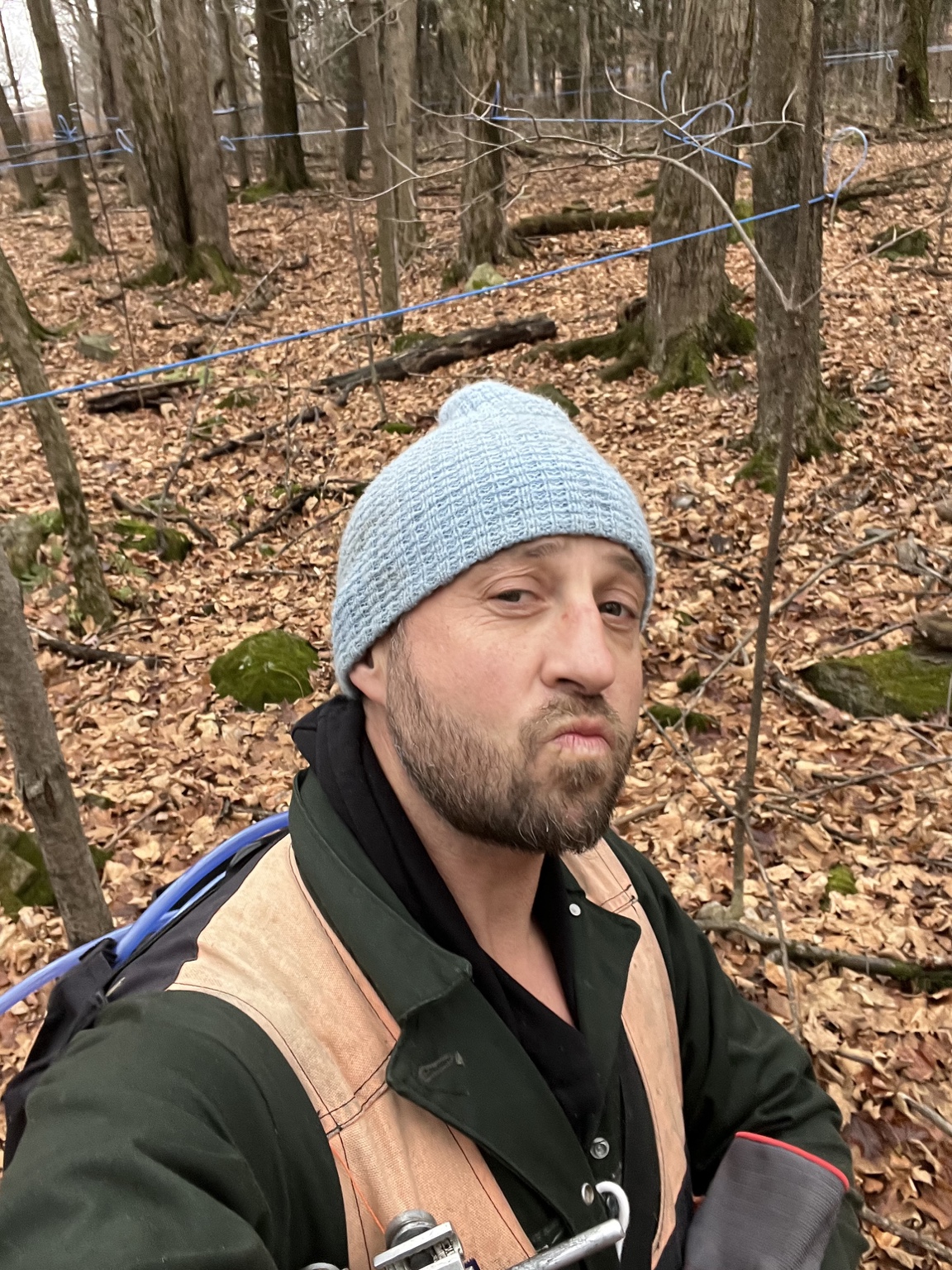 Un portrait spontané au milieu des érables.
